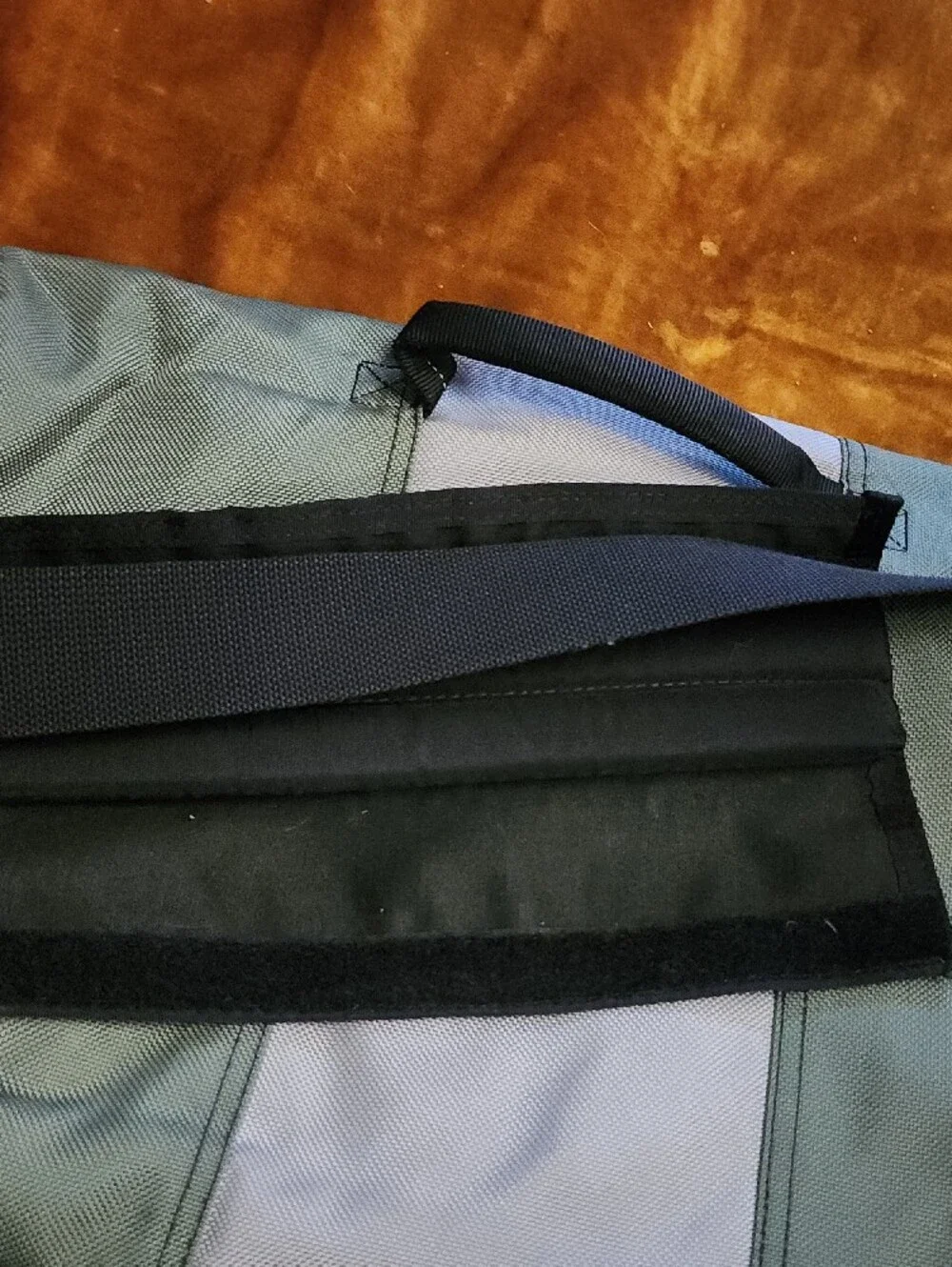🤩SALE 🤩 Timbuk2 Light Gray and Green Messenger Bag with Black Trim